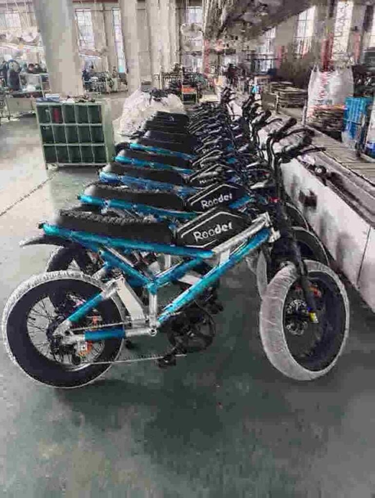 Usine de moto tout-terrain électrique pleine grandeur