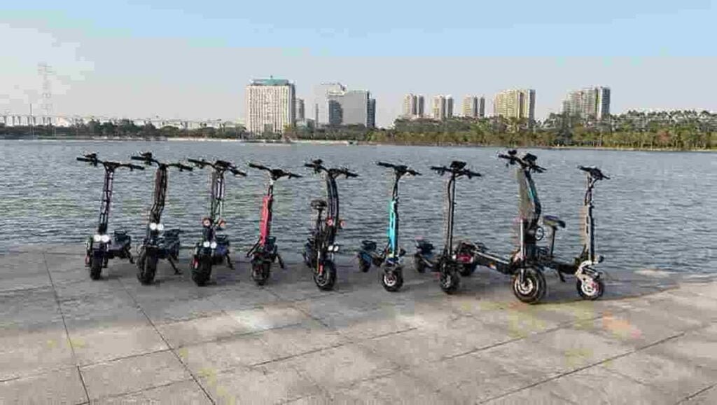 Usine de scooters électriques debout